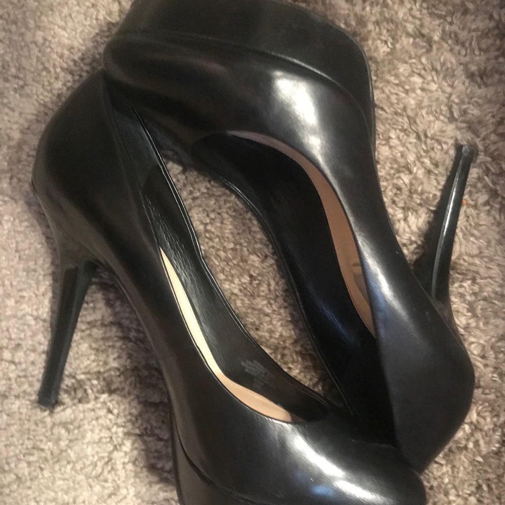 Guess Pumps